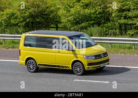 2019 Gelb VW VOLKSWAGEN TRANSPORTER T30 SWB DIESEL 2.0 TDI BMT 150 Edition Kombi Van; Fahrzeuge Verkehr bewegende Fahrzeuge, Autos fahren Fahrzeug auf britischen Straßen, Motoren, Autofahren auf der Autobahn M6 Stockfoto