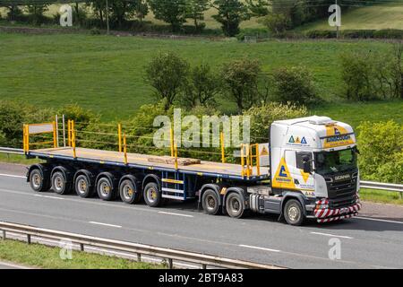 Ainscough Crane Hire Ltd; Specialist Tieflader; Spedition Delivery Trucks, LKW, Transport, LKW, Frachtführer, Scania R580 8 Achs Trailer Vehicle, European Commercial Transport industry LKW, M61 in Manchester, UK Stockfoto