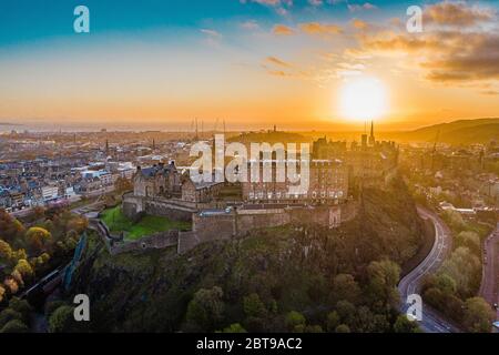 Wunderschöner Sonnenaufgang am Edinburgh Castle Stockfoto