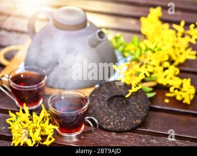 PU-erh Tee in einer Tasse an einem sonnigen Tag Stockfoto