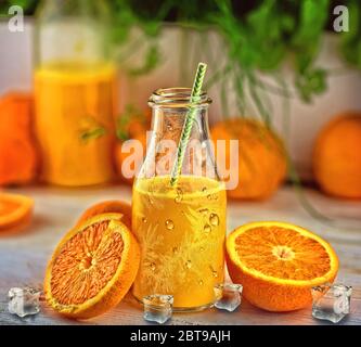 Köstlicher frisch gepresster Orangensaft Stockfoto