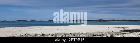 Blick auf Tresco von einem Strand auf St. Mary's, Isles of Scilly - Großbritannien Stockfoto