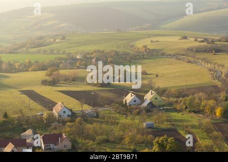 Landschaftlich schöne, sommerliche Hügellandschaft aus der Luft Stockfoto