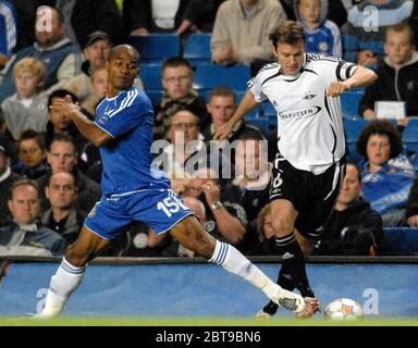 LONDON, GROSSBRITANNIEN. SEPTEMBER 18: Roar Strand (Rosenborg, rechts) nimmt den Ball am ausgestreckten Bein von Florent Malouda (Chelsea) während der UEFA Champions Lea Stockfoto