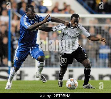 LONDON, GROSSBRITANNIEN. SEPTEMBER 18: Abdou Razack Traore (Rosenberg) und Michael Essien (Chelsea) klatschen am ersten Tag des UEFA Champions League Match um den Ball Stockfoto