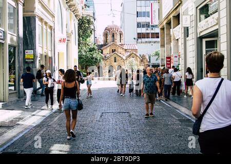 Athen Griechenland August 29, 2019 Blick auf Unbekannte Menschen, die am Nachmittag in der Ermou Straße in Athen spazieren und einkaufen gehen Stockfoto