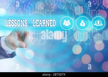 Schreiben Hinweis Übersicht Lektionen gelernt. Business Konzept für das Wissen oder Verständnis von Erfahrungen Stockfoto