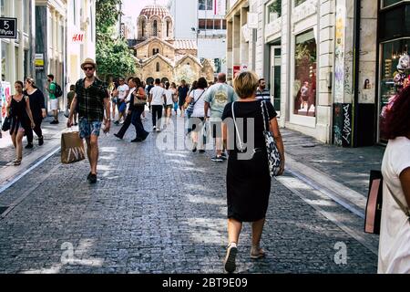 Athen Griechenland August 29, 2019 Blick auf Unbekannte Menschen, die am Nachmittag in der Ermou Straße in Athen spazieren und einkaufen gehen Stockfoto