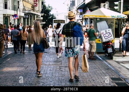 Athen Griechenland August 29, 2019 Blick auf Unbekannte Menschen, die am Nachmittag in der Ermou Straße in Athen spazieren und einkaufen gehen Stockfoto