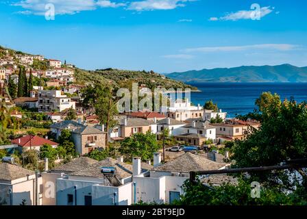 Blick auf Afissos, ein kleiner und schöner Sommerort auf der Südseite des Monte Pelion, erbaut amphitheatrisch mit Blick auf den Pagasitischen Golf. Stockfoto