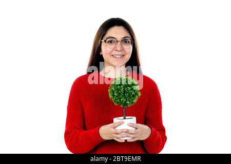 Junge Frau mit Brille und rotem Jersey isoliert auf weißem Hintergrund Stockfoto