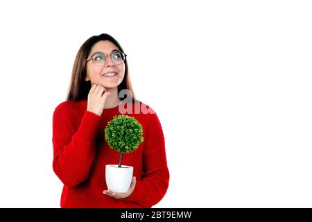 Junge Frau mit Brille und rotem Jersey isoliert auf weißem Hintergrund Stockfoto