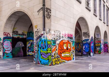 Straßenkunst an der Seite des Mont des Arts-Gebäudes im Museumsviertel von Brüssel, Belgien. Stockfoto