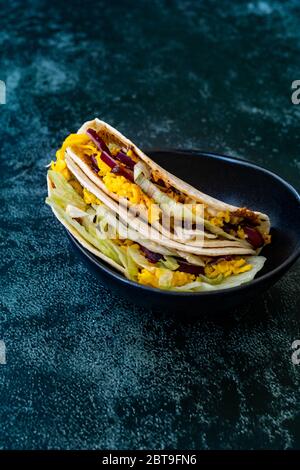 Taco Cig Kofte im türkischen mexikanischen Stil mit Kidney Beans, roten Zwiebeln, geriebenem Cheddar-Käse und Granatapfelsauce. Traditionelles Fast Food. Stockfoto