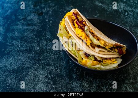 Taco Cig Kofte im türkischen mexikanischen Stil mit Kidney Beans, roten Zwiebeln, geriebenem Cheddar-Käse und Granatapfelsauce. Traditionelles Fast Food. Stockfoto