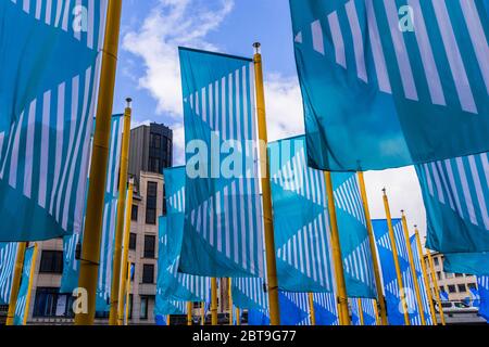 'Bleus sur Jaune' (Blues on Yellow) künstlerische Flaggen von Daniel Buren an der Place de la Justice, Brüssel, Belgien. Stockfoto