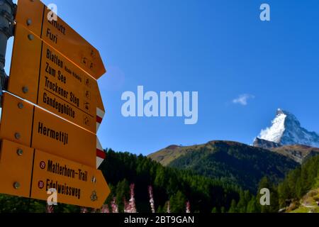 Matterhorn (4478m) in den Pennine Alpen mit Bergsteigerschild. Stockfoto