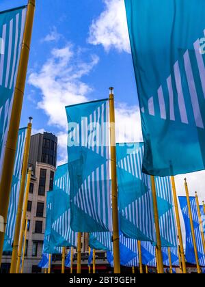 'Bleus sur Jaune' (Blues on Yellow) künstlerische Flaggen von Daniel Buren an der Place de la Justice, Brüssel, Belgien. Stockfoto