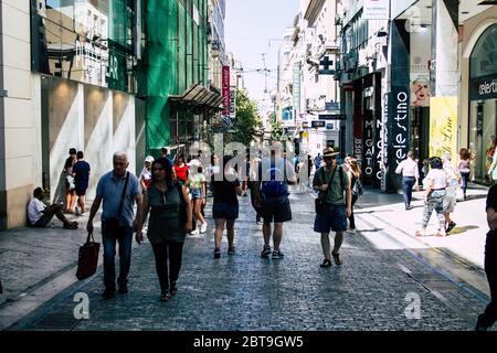 Athen Griechenland August 29, 2019 Blick auf Unbekannte Menschen, die am Nachmittag in der Ermou Straße in Athen spazieren und einkaufen gehen Stockfoto