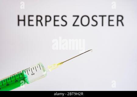 Diese Abbildung zeigt eine Einweg-Spritze mit hypodermischer Nadel, HERPES ZOSTER auf einem weißen Brett hinter geschrieben Stockfoto