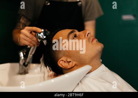 Mann Waschkopf in der Barbershop. Zubereitung des Bräutigams Stockfoto