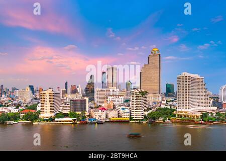 Bangkok, Thailand Stadtbild über dem Chaophraya Fluss in der Dämmerung. Stockfoto