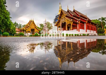 Wat Phra Singh in Chiang Mai, Thailand in der Abenddämmerung. Stockfoto