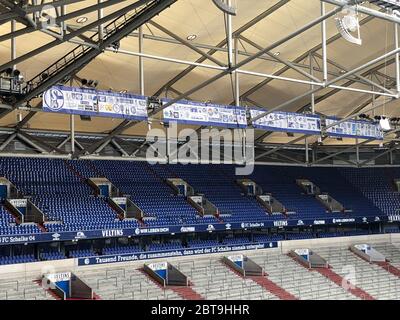 Gelsenkirchen, Deutschland. Mai 2020. Fußball: Bundesliga, FC Schalke 04 - FC Augsburg, 27. Spieltag in der Veltnis Arena. Ein Blick auf die leeren Stände. Quelle: Ulli Brünger/dpa-Pool/dpa/Alamy Live News Stockfoto