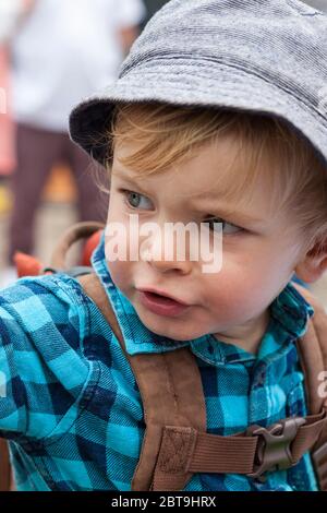 Kleiner Junge, 2 Jahre alt, begeistert von seinem Tag in der Watercress Steam Railway, Alresford, Hants, Großbritannien. MODELL FREIGEGEBEN Stockfoto