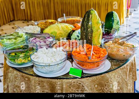 Verschiedene Salate auf dem Tisch, Bankett-Buffet Salate Tabelle. Kalte Vorspeisen und Gemüse Salate. Catering-Essen. Selective Foucs Stockfoto