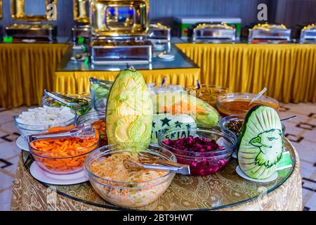 Verschiedene Salate auf dem Tisch, Bankett-Buffet Salate Tabelle. Kalte Vorspeisen und Gemüse Salate. Catering-Essen. Selective Foucs Stockfoto