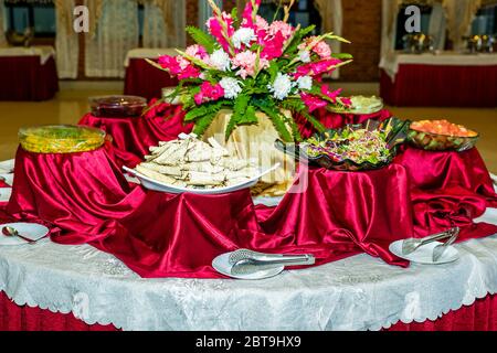 Verschiedene Salate auf dem Tisch, Bankett-Buffet Salate Tabelle. Kalte Vorspeisen und Gemüse Salate. Catering-Essen. Selective Foucs Stockfoto