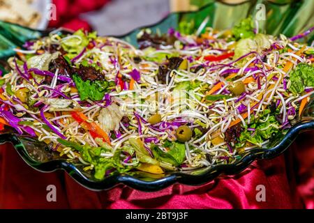 Grüner Gemüsesalat auf dem Tisch in Bankettverpflegung Stockfoto