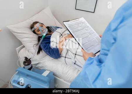 Morgendliche Krankenhausrundgange Des Behandelnden Arztes Ein Junges Madchen Liegt Schwer Krank Auf Einem Krankenhausbett Stockfotografie Alamy