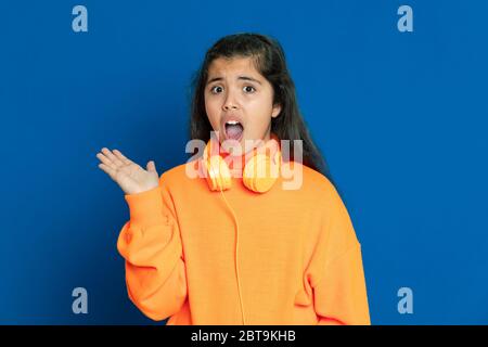 Liebenswert preteen Mädchen mit gelben Jersey auf einem blauen Hintergrund Stockfoto