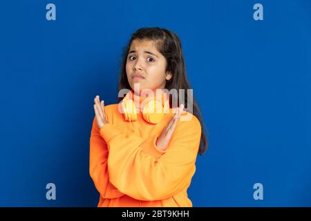 Liebenswert preteen Mädchen mit gelben Jersey auf einem blauen Hintergrund Stockfoto