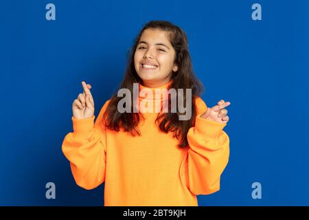 Liebenswert preteen Mädchen mit gelben Jersey auf einem blauen Hintergrund Stockfoto