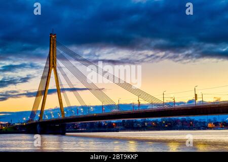 Sonnenuntergang über der Vansu Brücke, Riga, Lettland Stockfoto