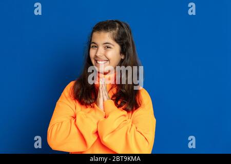 Liebenswert preteen Mädchen mit gelben Jersey auf einem blauen Hintergrund Stockfoto