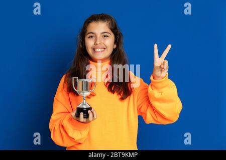 Liebenswert preteen Mädchen mit gelben Jersey auf einem blauen Hintergrund Stockfoto