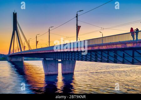 Sonnenuntergang über der Vansu Brücke, Riga, Lettland Stockfoto