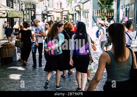 Athen Griechenland August 29, 2019 Blick auf Unbekannte Menschen, die am Nachmittag in der Ermou Straße in Athen spazieren und einkaufen gehen Stockfoto