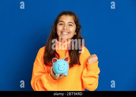 Liebenswert preteen Mädchen mit gelben Jersey auf einem blauen Hintergrund Stockfoto