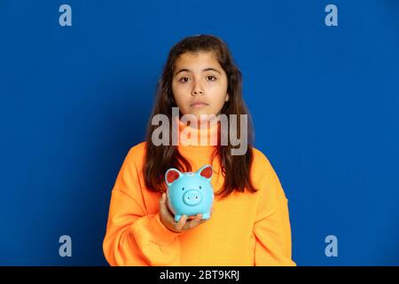 Liebenswert preteen Mädchen mit gelben Jersey auf einem blauen Hintergrund Stockfoto