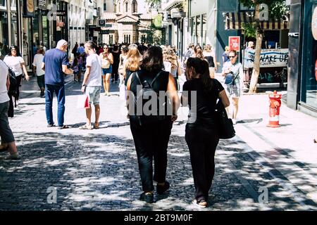 Athen Griechenland August 29, 2019 Blick auf Unbekannte Menschen, die am Nachmittag in der Ermou Straße in Athen spazieren und einkaufen gehen Stockfoto