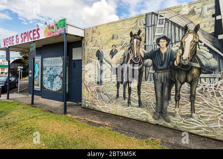 Open Air Art - eines der vielen Wandmalereien in Katikati, bekannt als die Wandmalereistadt von Neuseeland. Jimmy Culpan von Beverly Ray. Stockfoto