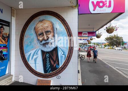 Open Air Art - eines der vielen Wandmalereien in Katikati, bekannt als die Wandmalereistadt von Neuseeland. Dr. Joe von Jane Wilson. Stockfoto