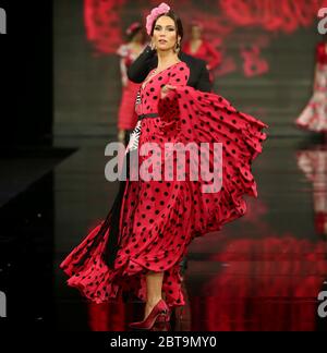 SEVILLA, SPANIEN - JAN 31: Modell mit Kleid aus der Kollektion Dualismo der Designerin Adelina Infante im Rahmen der SIMOF 2020 (Bildnachweis: Mickael Chavet) Stockfoto