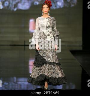 SEVILLA, SPANIEN - JAN 31: Modell mit Kleid aus der Kollektion Dualismo der Designerin Adelina Infante im Rahmen der SIMOF 2020 (Bildnachweis: Mickael Chavet) Stockfoto