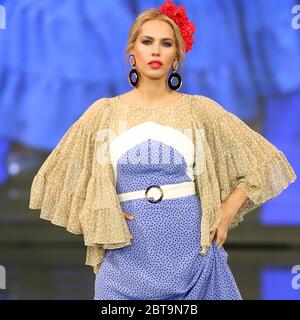 SEVILLA, SPANIEN - JAN 31: Modell mit Kleid aus der Kollektion Dualismo der Designerin Adelina Infante im Rahmen der SIMOF 2020 (Bildnachweis: Mickael Chavet) Stockfoto